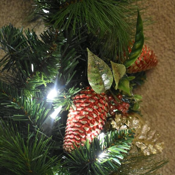 VINTAGE 8Ft Prelit Christmas Garland Pine Garland Spere Lights Berries Pinecone - Picture 5 of 15